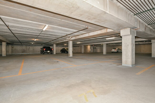 Building Photo - 1515 N Van Buren St