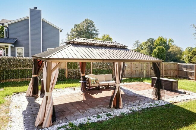 Building Photo - Large Three Bedroom Home!