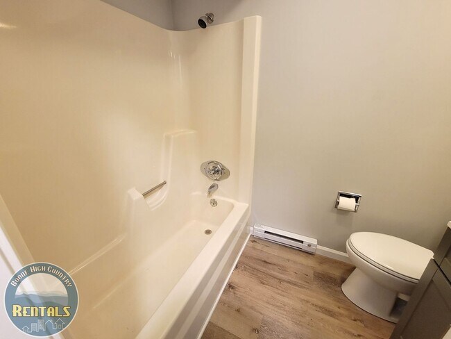 Building Photo - Adorable and Spacious Ranch Close to Town!