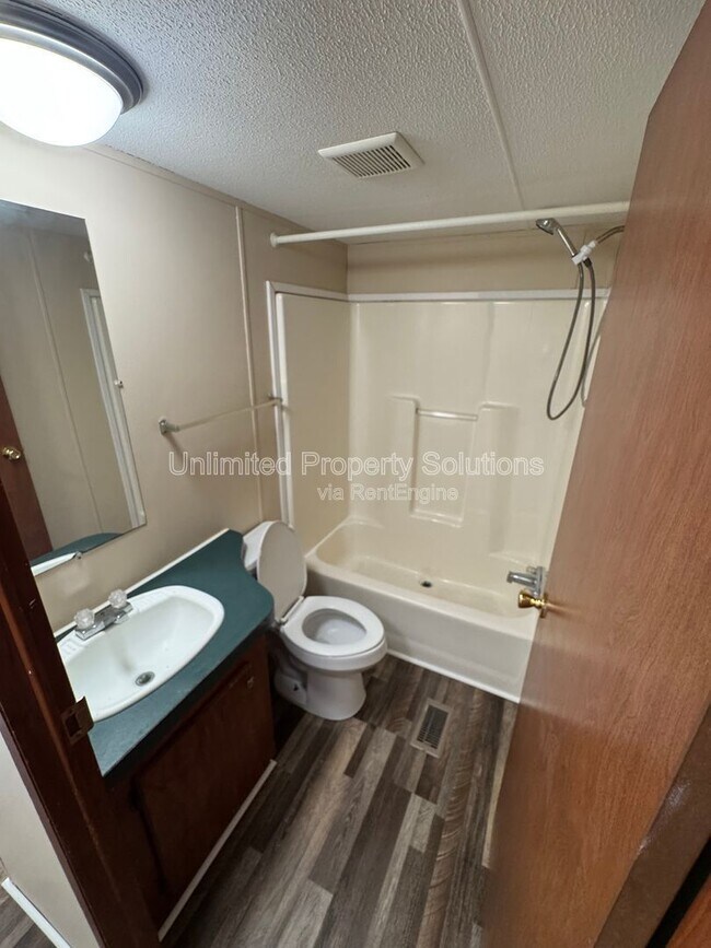 Building Photo - 9499 Wendi Dr NE