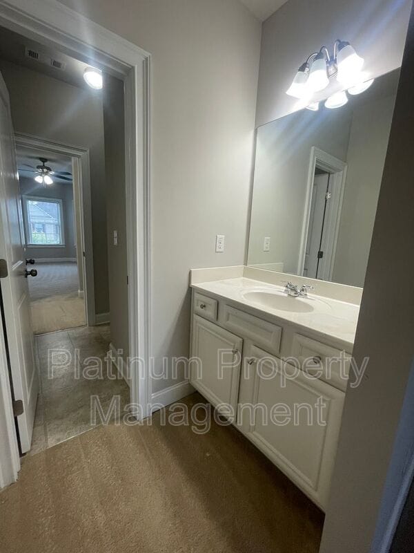 Building Photo - 5180 Mirror Lake Dr