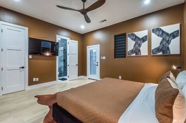Building Photo - Stunning 3BR  3.5 Bath Townhome in Dallas