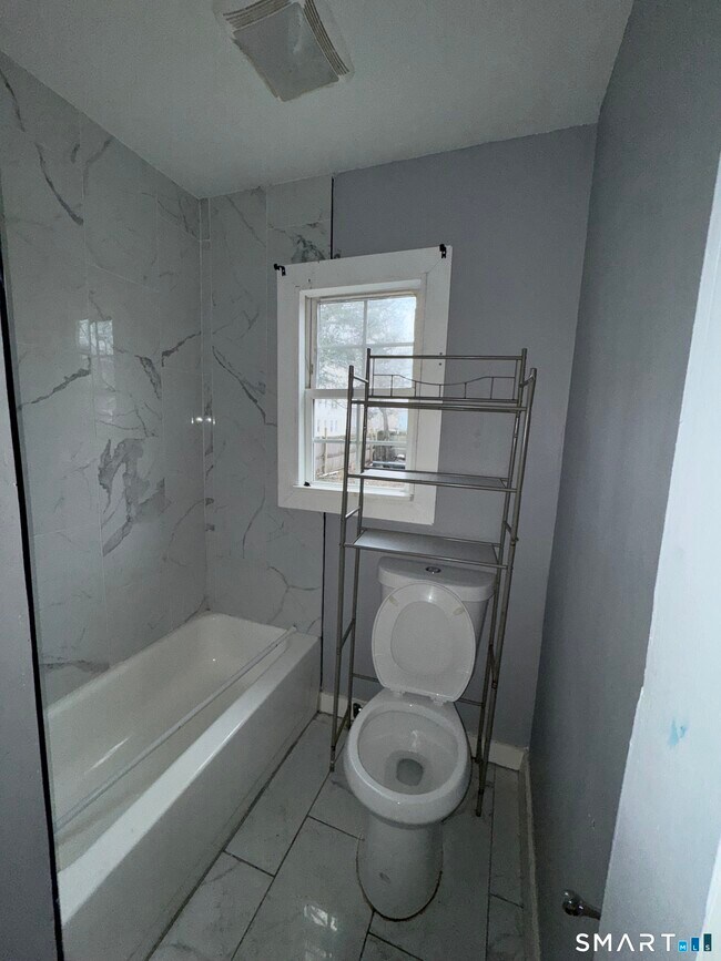 Building Photo - 154 Frank St