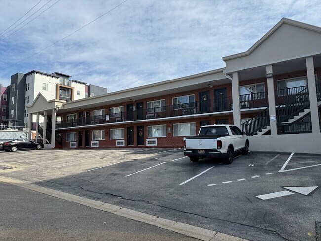 Building Photo - 405 Dunwoody St