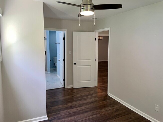 Building Photo - Bright and Modern 3 Beds 2.5 Baths Townhom...