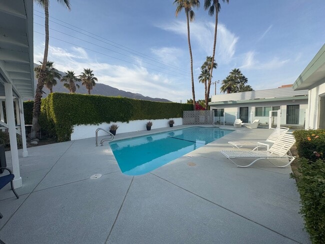 Building Photo - AVAILABLE NOW!! Studio Apartment in Palm Springs!!