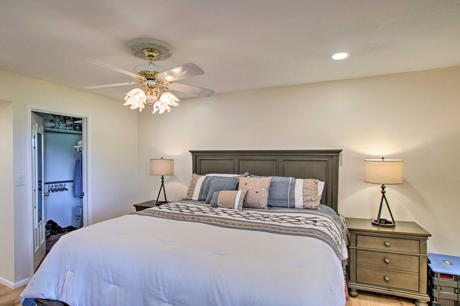 Building Photo - 4303 E Cactus Rd