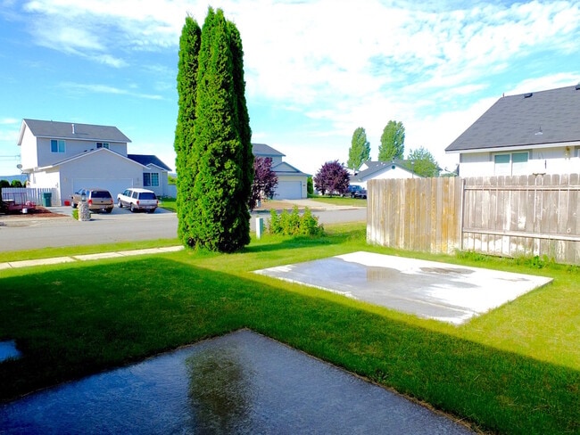 Building Photo - 2 Bed 1.5 Bath Home on Corner Lot w/ Garag...