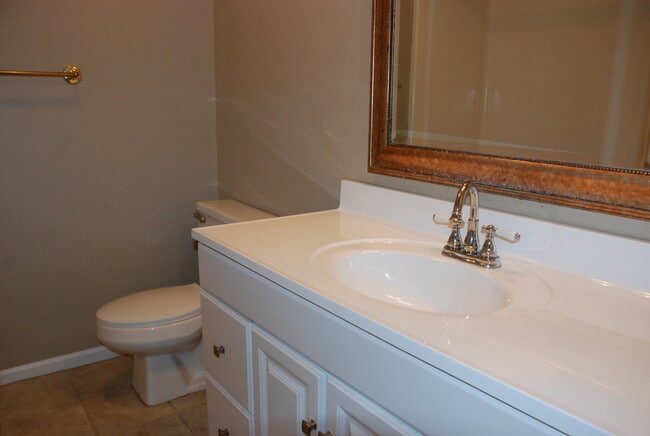 Building Photo - 3 Bedroom, 2.5 bath house in Newport News-Bernard Village