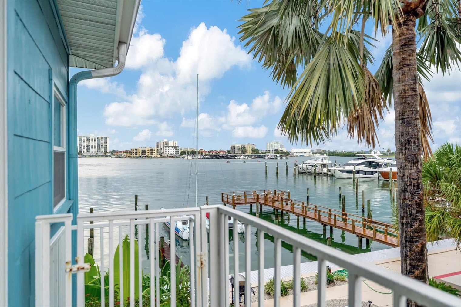 Building Photo - 483 E Shore Dr