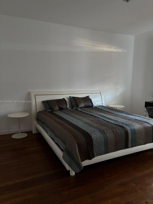 Building Photo - 6881 Bay Dr