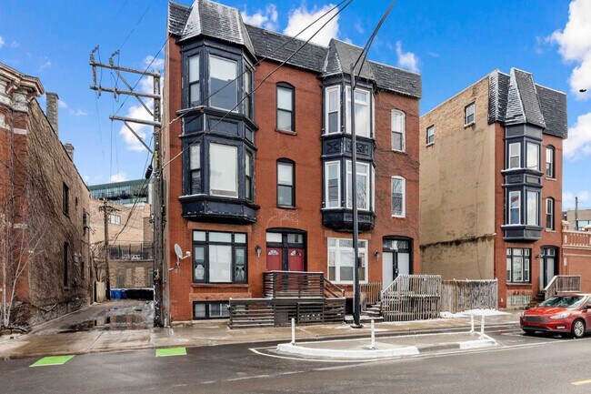Building Photo - 111 S Paulina St
