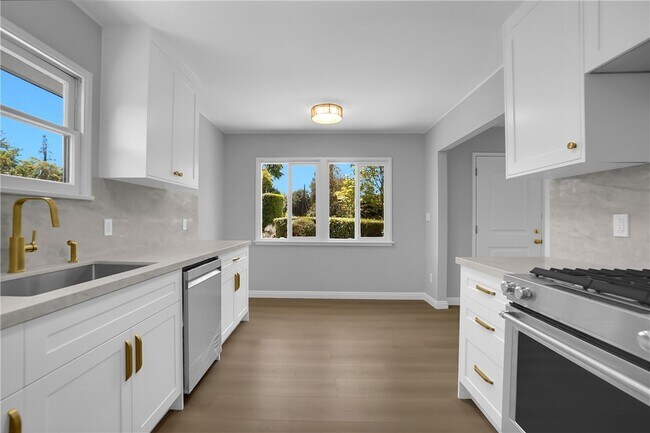 Building Photo - 325 W Le Roy Ave