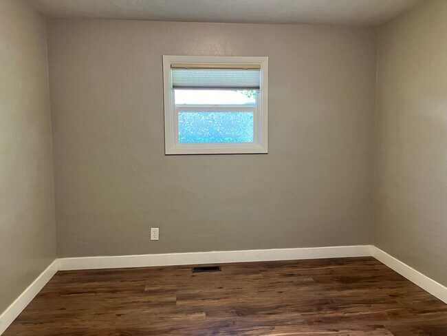 Building Photo - Cozy Three Bedroom Home in South Salem