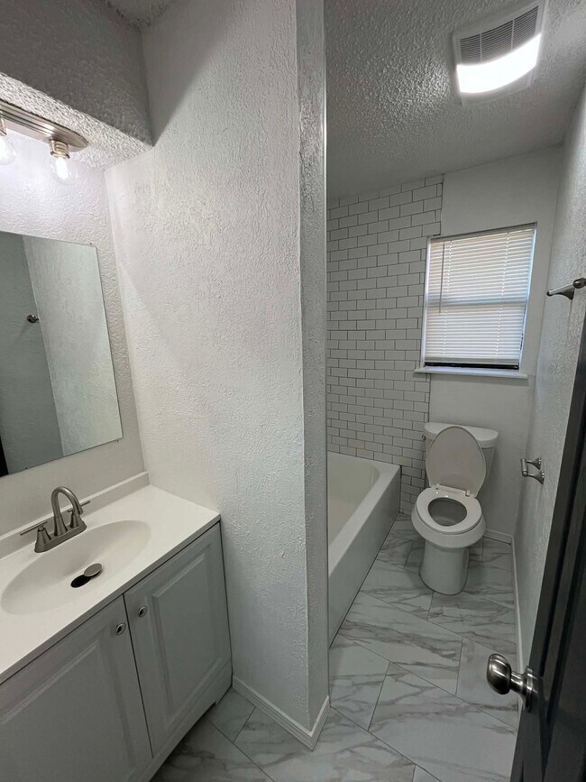 Building Photo - 1328 NE 5th St