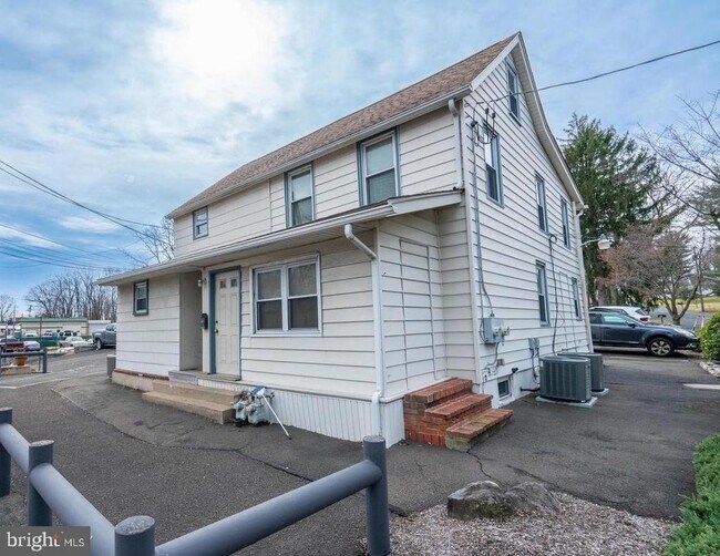 Building Photo - 373 Easton Rd