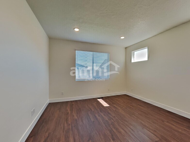 Building Photo - 3160 Vigo Ave