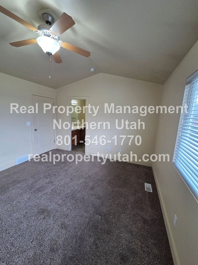 Building Photo - 3 Bedroom 2 Bath Townhome in West Haven Available Now!