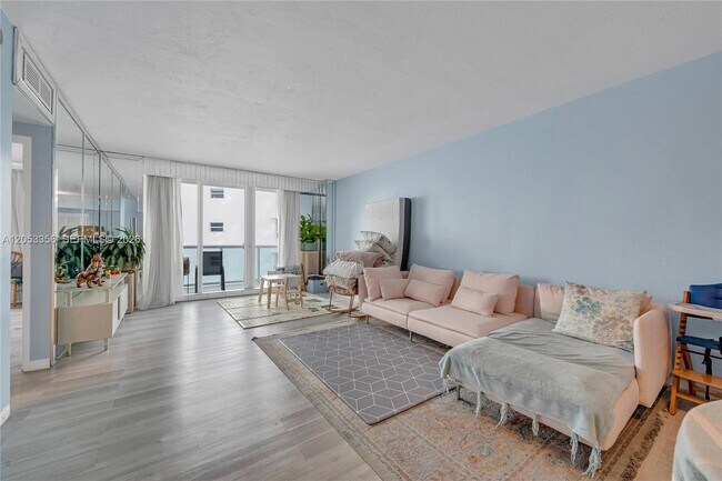 Building Photo - 5001 Collins Ave