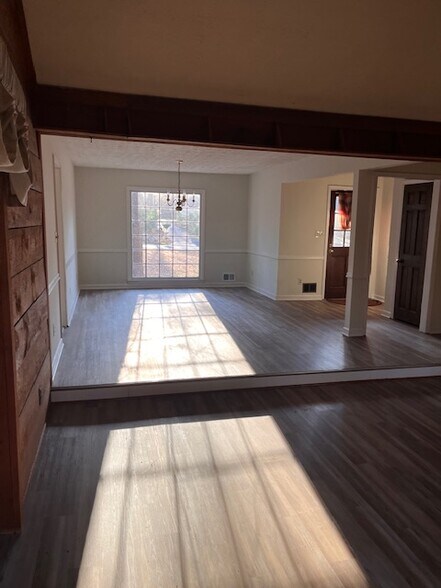 Building Photo - 180 Little Creek Dr