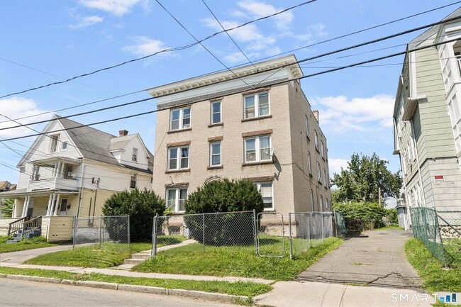 Building Photo - 66 Standish St