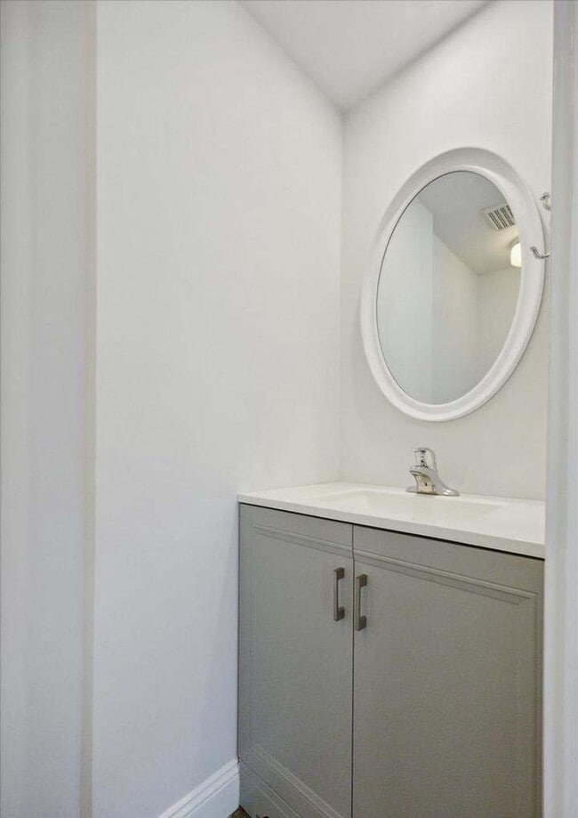 Building Photo - right and spacious 4-bedroom