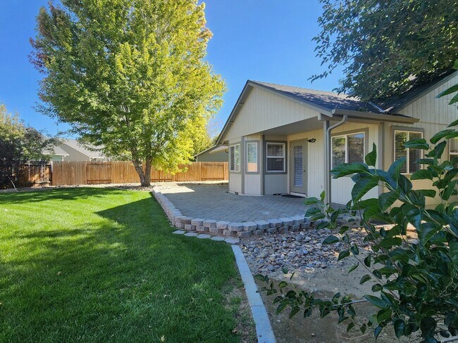 Building Photo - Rent Special $500 off 1st mo's