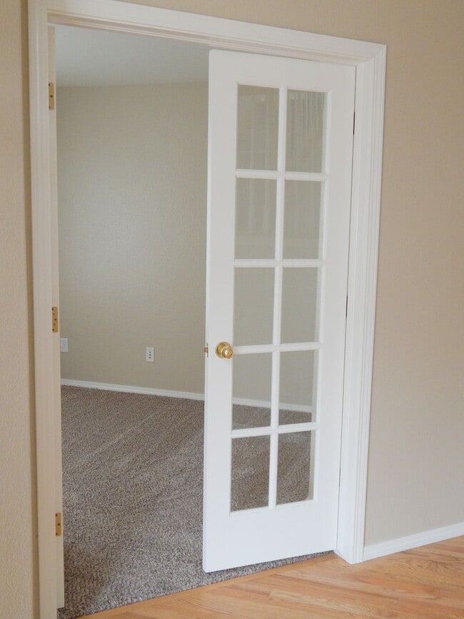 Building Photo - 203 Cleopatra St