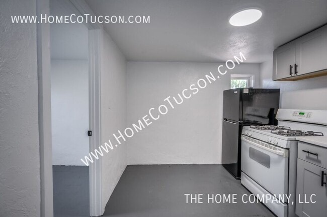 Building Photo - 940 E Florita St