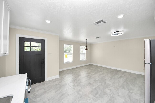 Building Photo - 7066 Villa Dr