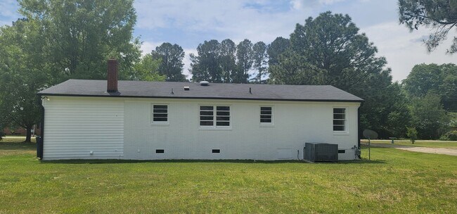 Building Photo - Move In Ready Home- Close to 95 - Easy Commute to local Shopping, Restaurants, and Interstate.