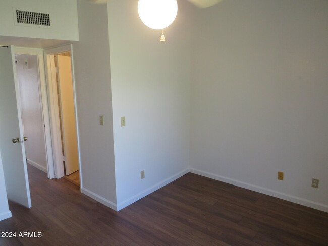 Building Photo - 921 W University Dr
