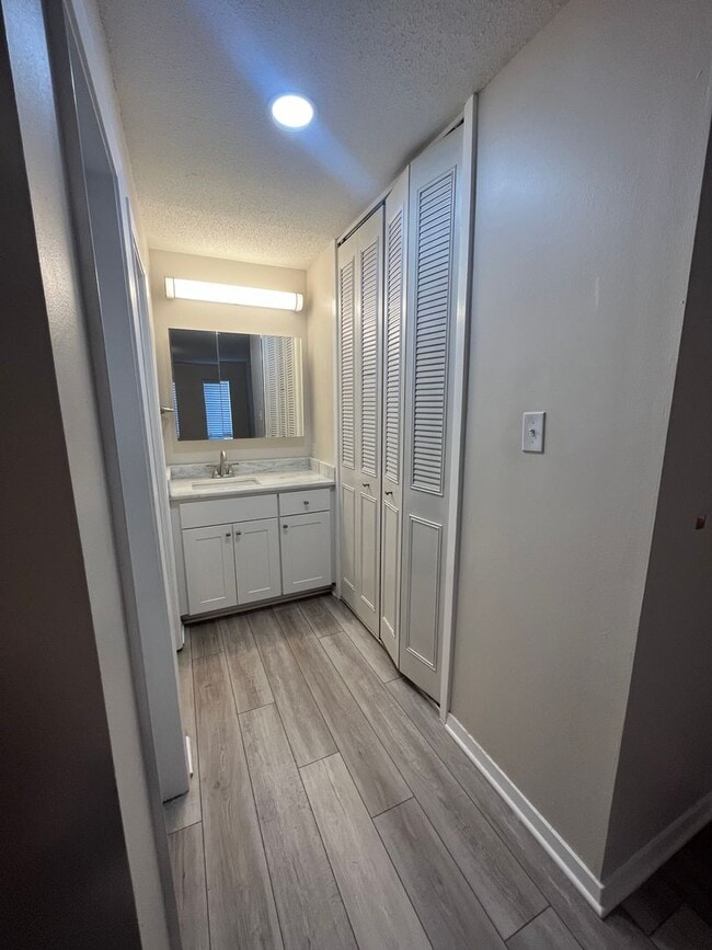 Building Photo - Condominium in Greenbrier. Available immediately! Conveniently located near the U of M. Newly ren...