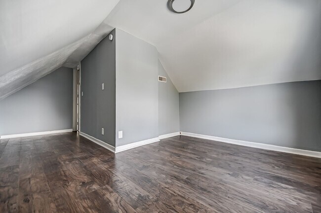 Building Photo - Charming 4 bedroom, 1 bathroom