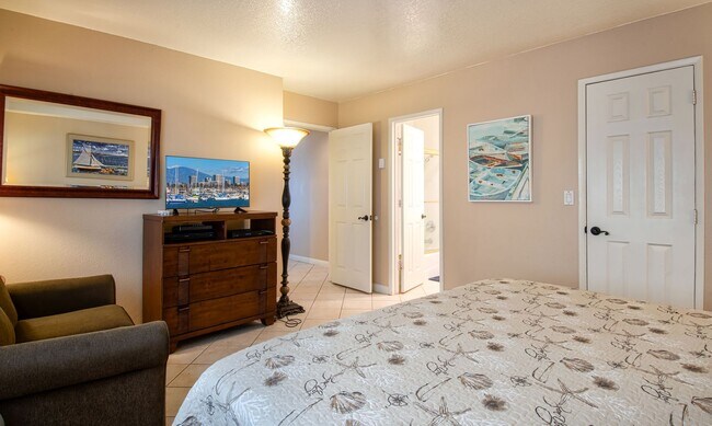 Building Photo - 3703 Seashore Dr