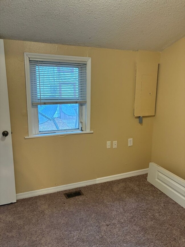 Building Photo - WELCOME HOME!   Cozy Orange City Home on A...