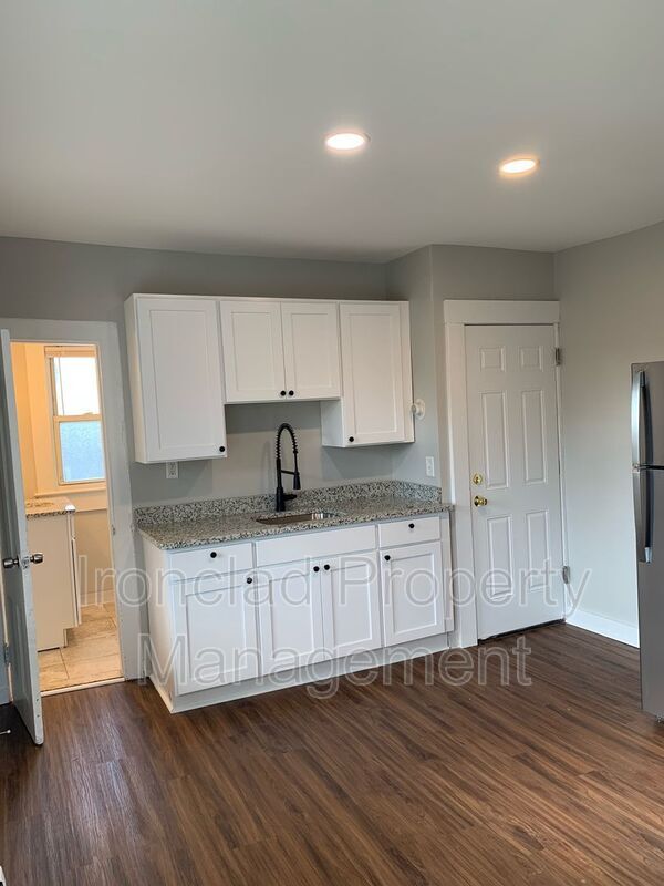 Building Photo - 27 Botsford St