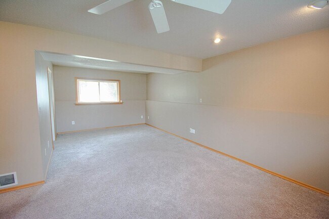 Building Photo - Pet friendly Country Club Manor home with fenced yard!