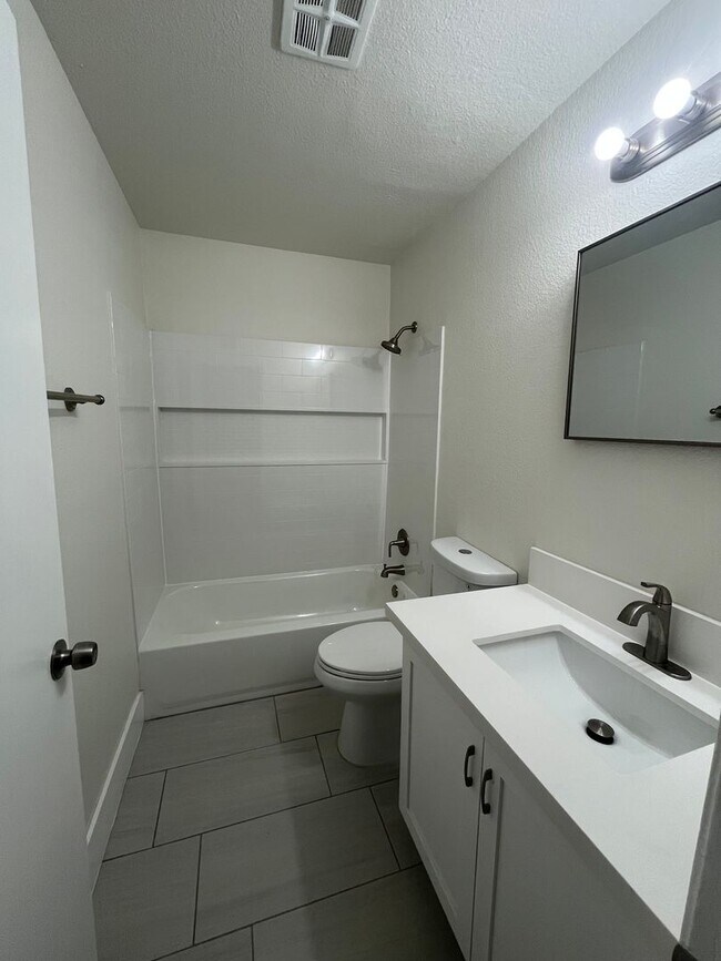 Building Photo - Downstairs unit available at The Arbors! M...