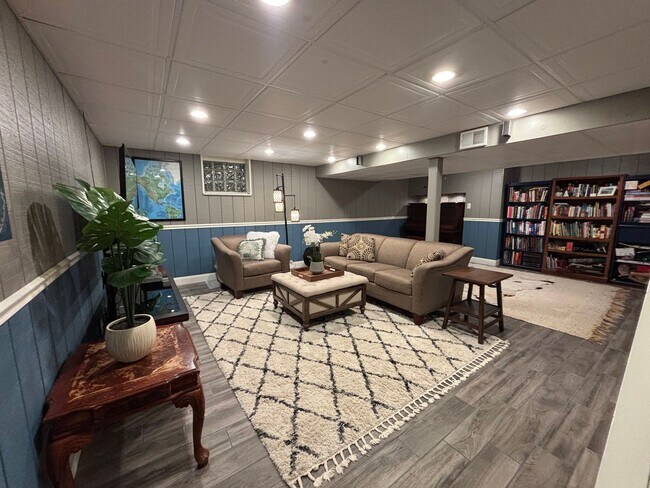 Building Photo - Beautiful 4 Bedroom Home In Mt. Lebanon!