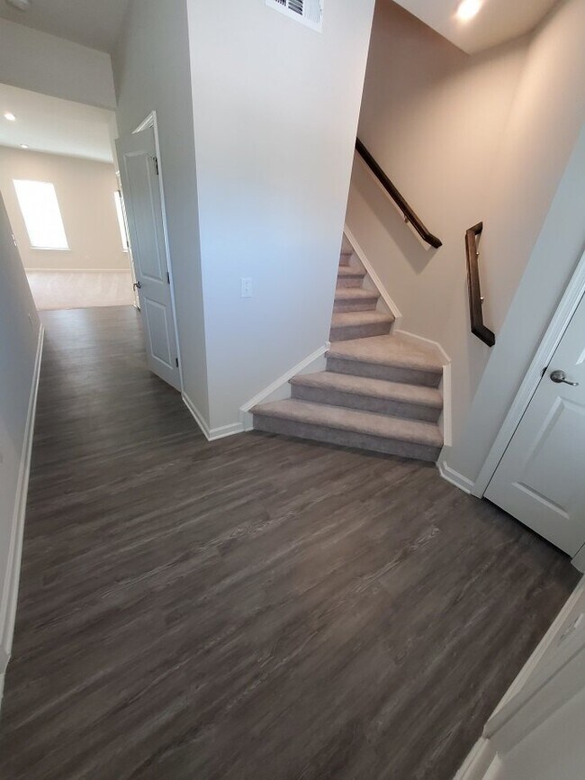 Building Photo - Like new 3BR/2.5BA townhouse in Goodlettsville