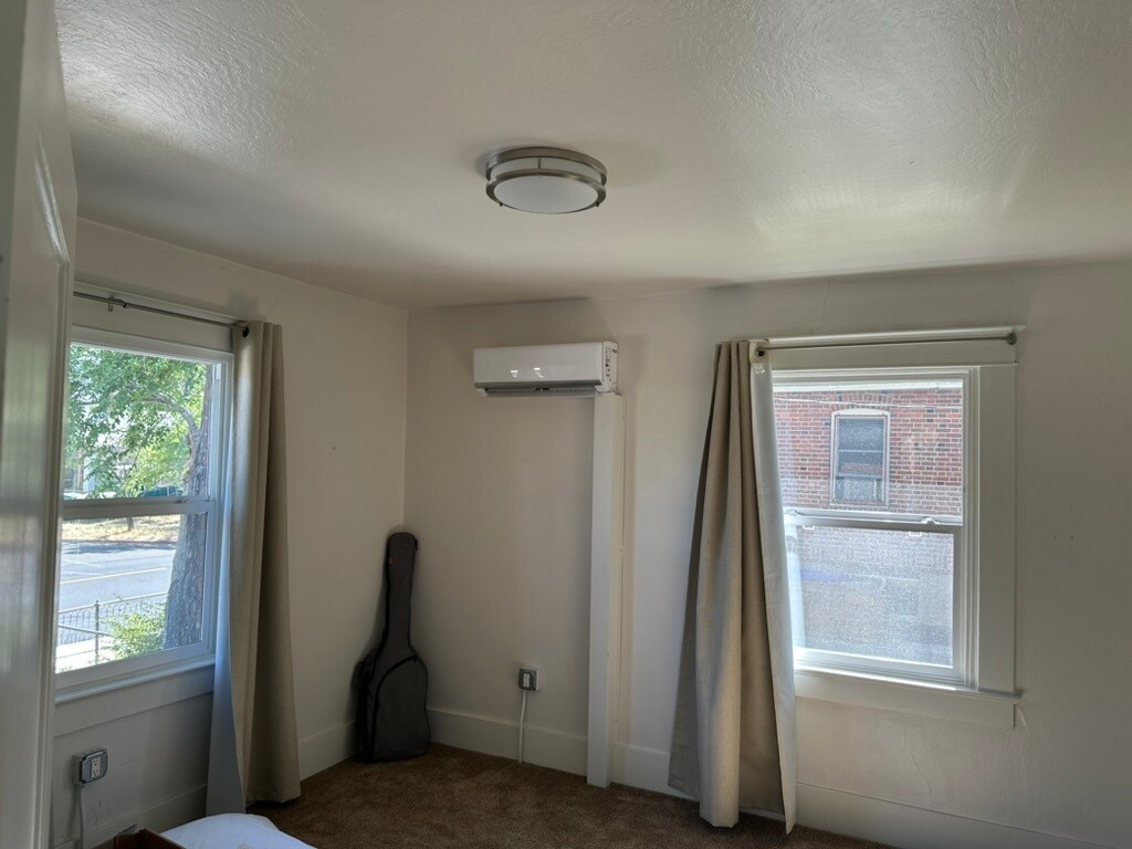 Building Photo - 609 W 11th St