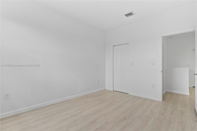 Building Photo - 3956 NE 11th Dr