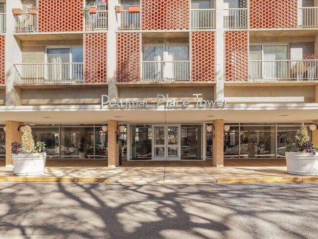 Building Photo - 355 I St SE