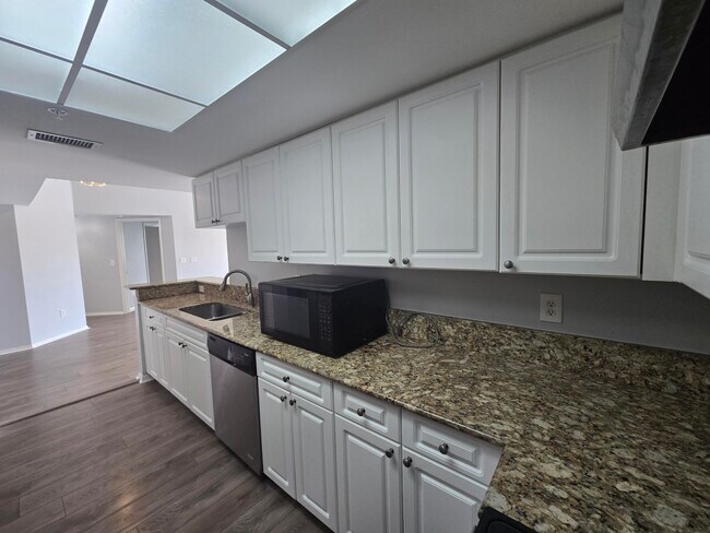 Building Photo - 1400 Crestwood Ct S