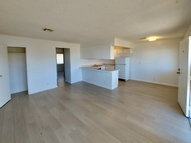 Building Photo - Freshly Updated 2 bed, 1 bath Upstairs Con...