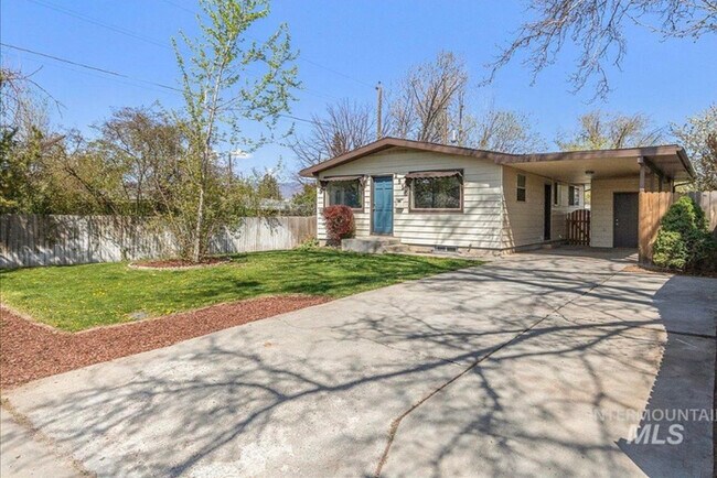 Building Photo - 4 Bed 2 Bath in Boise!