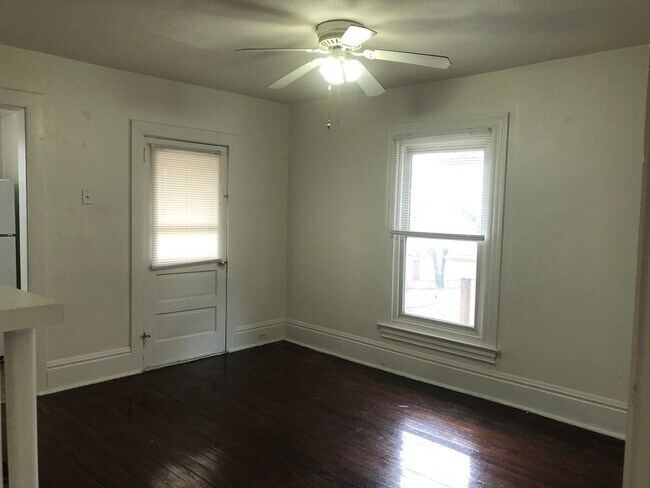 Building Photo - Bellevue - 2 BR Duplex, 2nd floor, 1 Bath!