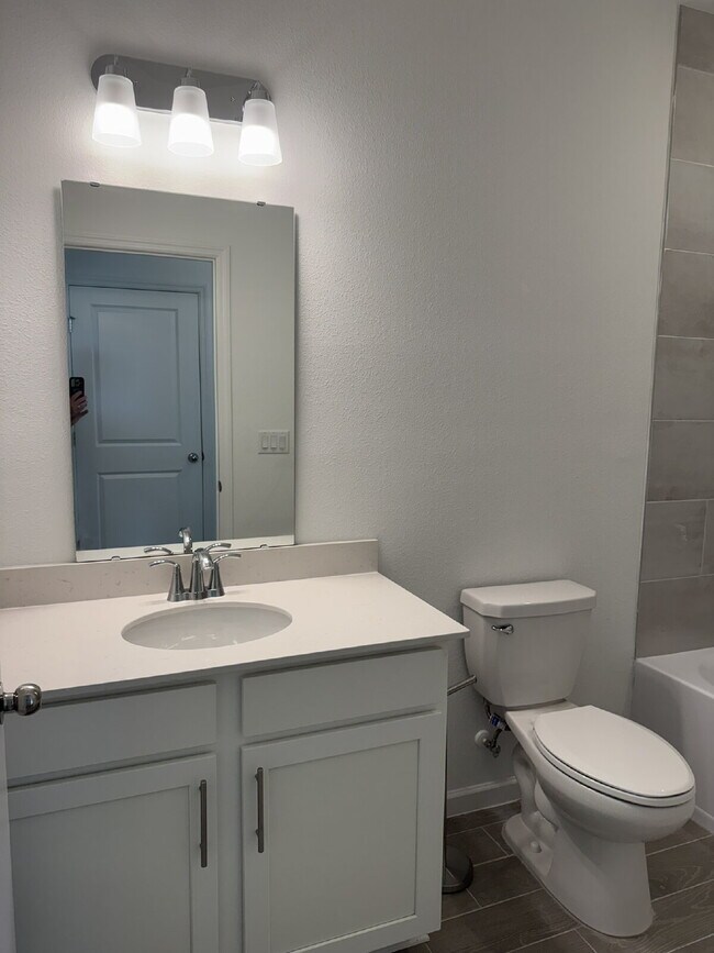 Building Photo - "Spacious 4-Bed Oasis with Granite Finishes & Guest Suite in Jacksonville!"