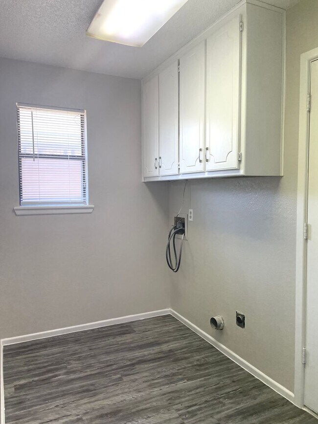 Building Photo - 3 bed 2 bath 2 car Garage